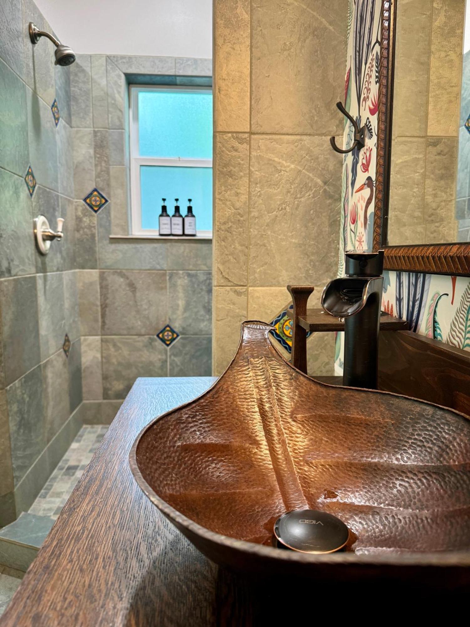 Swank Boutique Suites Ашленд Экстерьер фото